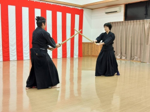 令和６年（2024年）１０月２０日、勇武館道場は日野市立七ツ塚ファマーズセンターで行われました、研究発表会で天然理心流をご披露しました。